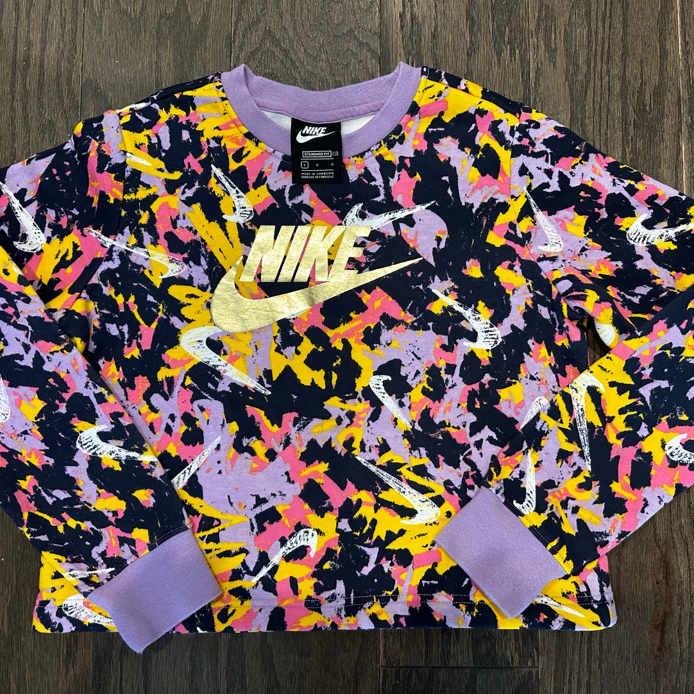 Girls like new cropped Nike sweatshirt